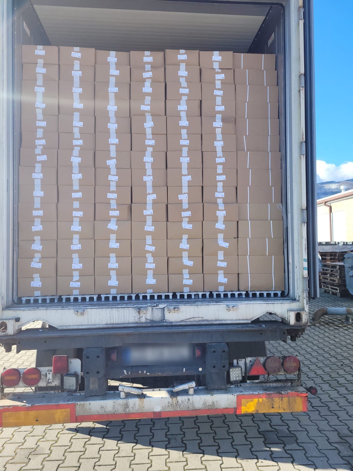 Loading a 40' reefer container, Poland, November 2025