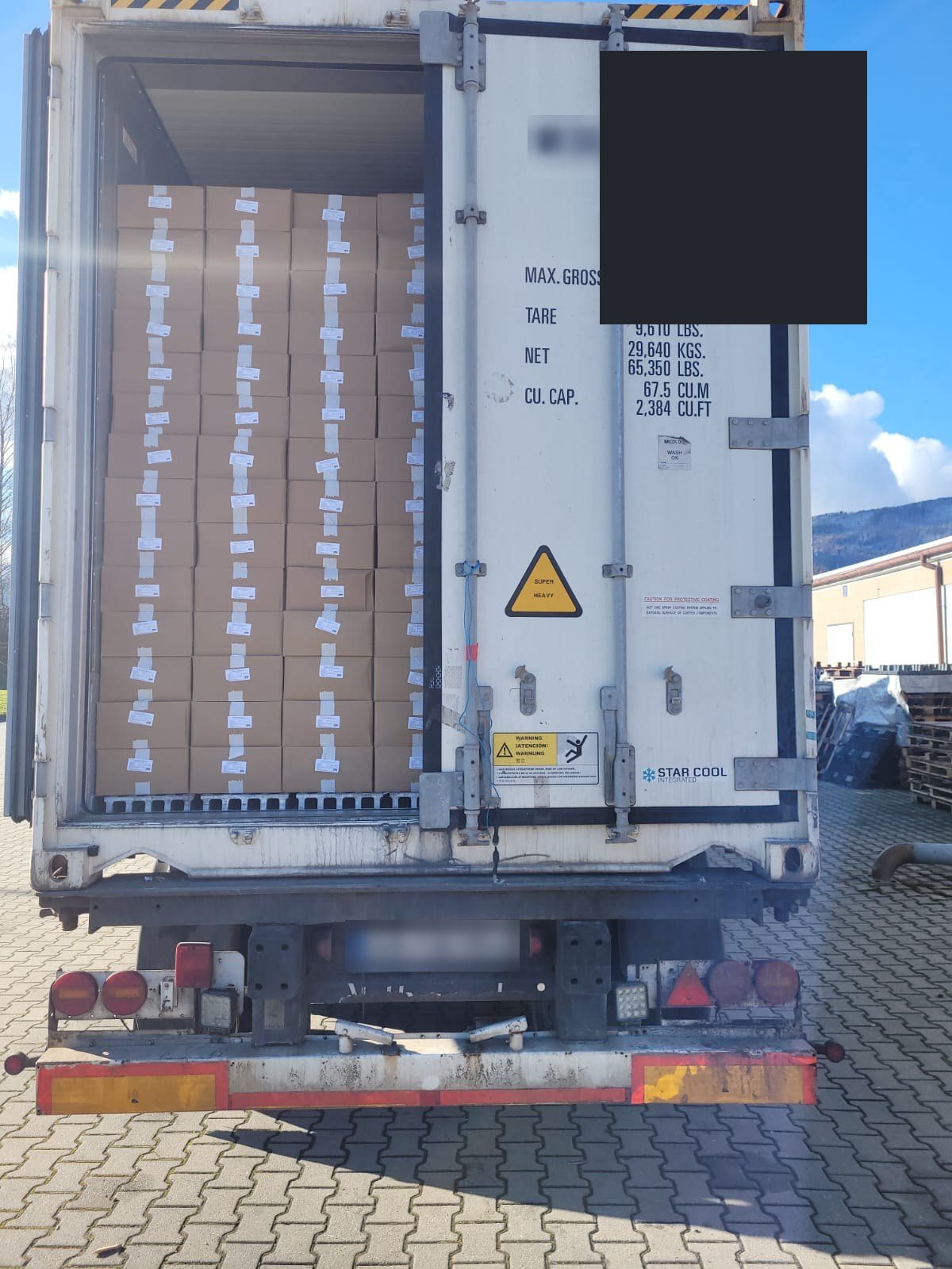 Loading a 40' reefer container, Poland, November 2025
